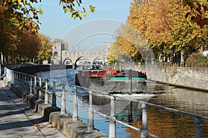 Promenade le long du quai Notre-Dame aÂ Tournai en Belgique en automne. Pont des trous en perspective